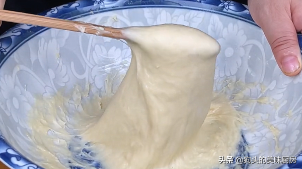 發糕這樣做，不用揉麵，一攪一蒸就出鍋，鬆軟香甜，比麵包還好吃