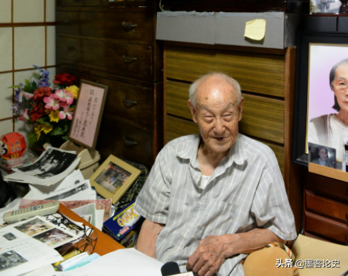 5年前,一日本老頭佩戴勳章來韶山,面向主席銅像哽咽:我是您的兵