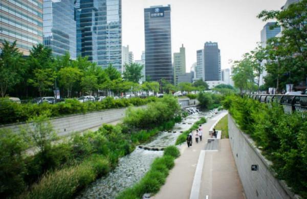首爾一條河流從臭水溝變成了景觀河，風景優美，成了首爾城市名片