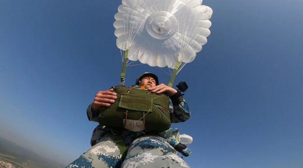 13年前汶川地震,空降兵15勇士從4999米高空盲跳而下,近況如何了 13年前汶川地震,空降兵15勇士從4999米高空盲跳而下,近況如何了