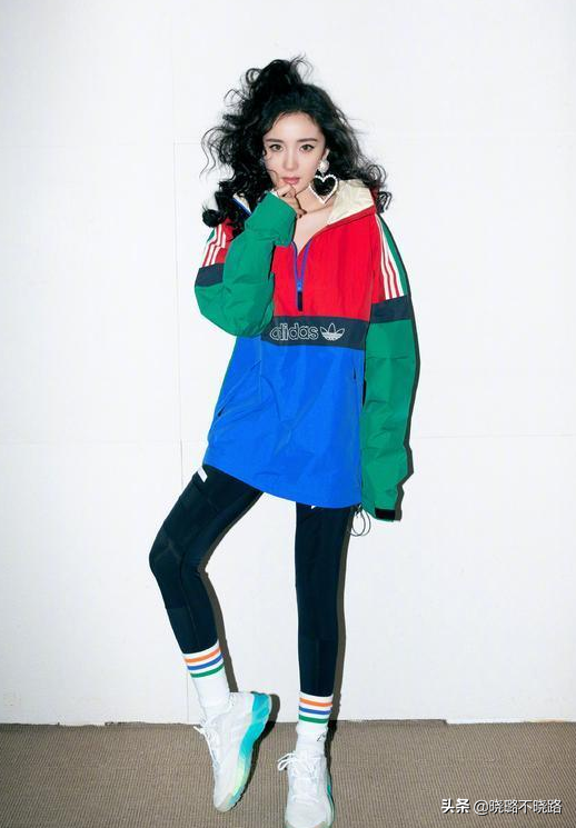 最近火了一種穿法叫：“襪子裹鯊魚褲”，保暖又顯瘦，明星都上頭