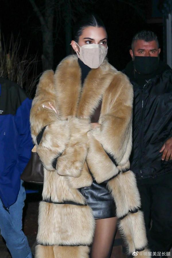 Kendall Jenner肯達爾&CenterDot;詹娜 &ZeroWidthSpace;&ZeroWidthSpace;&ZeroWidthSpace;口罩也擋不住顏值