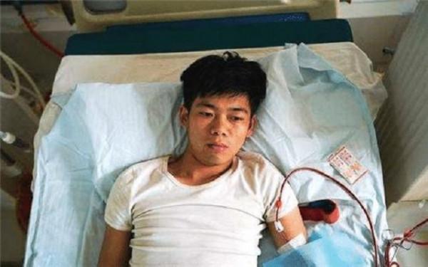 10年前賣腎買iPhone的小夥現狀曝光:三級傷殘,餘生在病床上度過 10年前賣腎買iPhone的小夥現狀曝光:三級傷殘,餘生在病床上度過