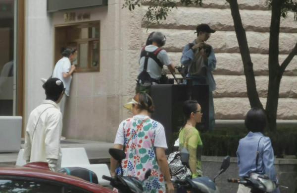 井柏然周迅坐地鐵上班，面板細嫩看不出瑕疵，接地氣生活氣息十足