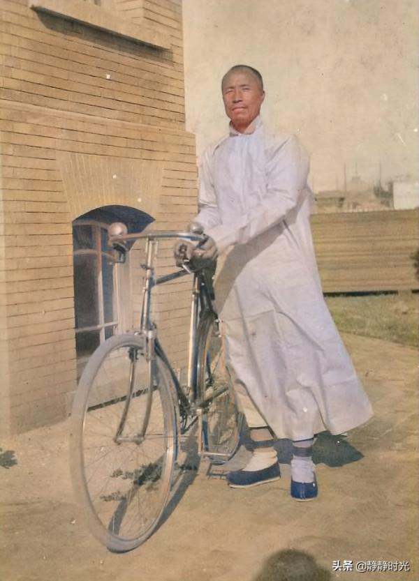 晚清老照片：四名轎伕抬洋人女子，窮人衣不蔽體，公主無美貌