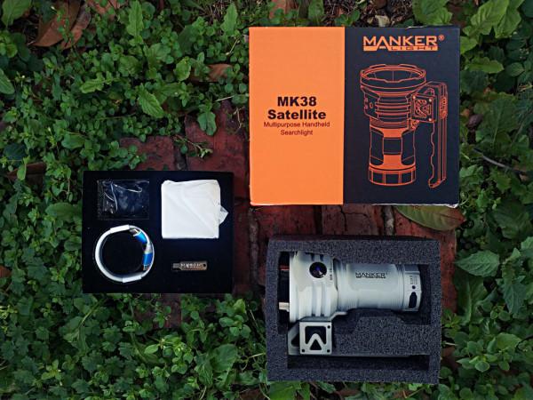 自帶風扇的漫客MK38手電很科幻，開啟照的又亮又遠又長久