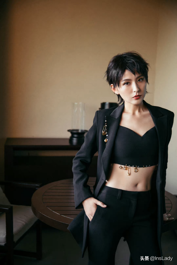 我的社恐女同事，一到年會就變名媛了？