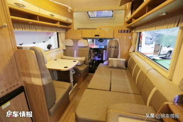 金冠新款房車，客廳能坐10人沙發比家裡的還大，朋友小聚也有面子