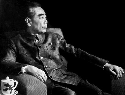 周恩來一生最危險的遇刺：警衛近乎全軍覆沒，副官身上名片救了他