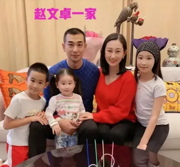 盤點明星全家福，章子怡和小蘋果雙馬尾出鏡，醒寶側臉像媽媽