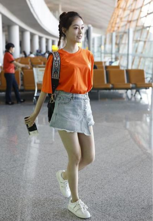 祝緒丹私下裡好有活力，衛衣配緊身褲隨性自然，高馬尾太顯嫩了