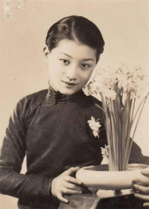 袁美雲：被親媽賣，被養父當作工具人掙錢，婚後退出熒幕反獲幸福