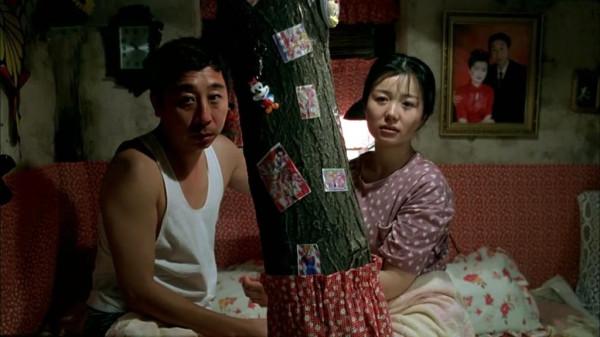 64歲馮鞏：26歲娶初戀，攜手38年，47歲被敲詐，兒子創業當老闆