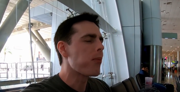 美國小夥到印度旅遊，一下飛機就被美食吸引，感嘆現代化堪比中國