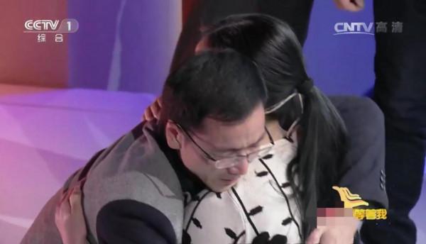 為尋找被拐賣27年的弟弟，她挖開了父母的墳墓，結局感人至深