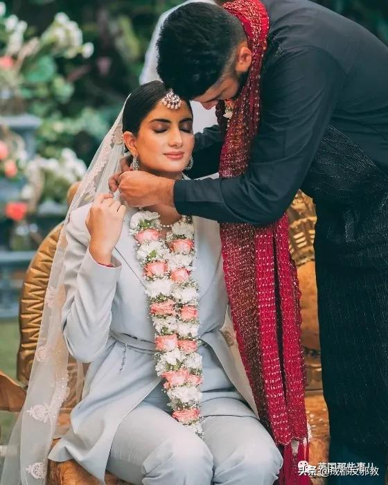 印度一新娘在婚禮上穿西褲被網友狂噴,網友:你應該去自殺 印度一新娘在婚禮上穿西褲被網友狂噴,網友:你應該去自殺