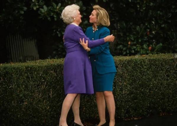 希拉里難得溫柔：28年前和老布什夫人同框氣質好，乖乖被她牽著走
