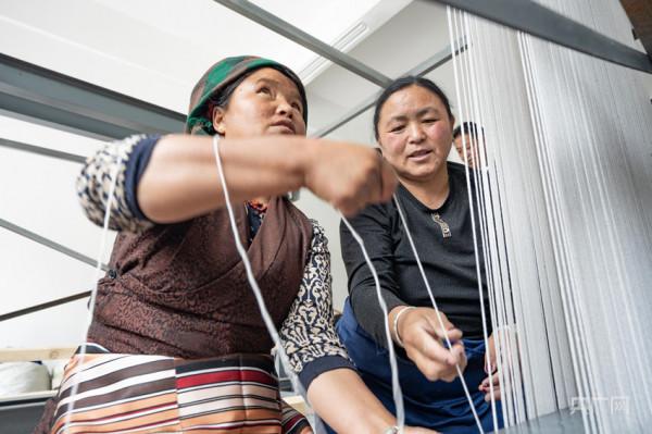 「走進鄉村看小康」西藏塔巴村：村美陶美人更美