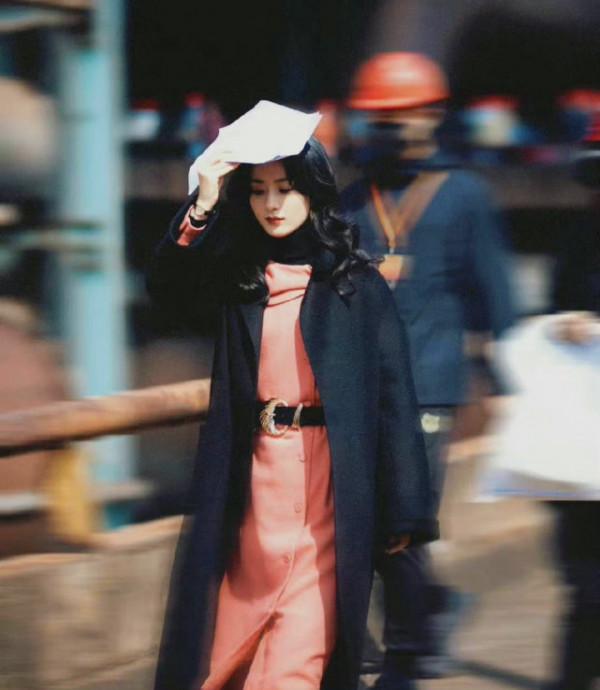 趙麗穎新劇造型太驚豔!穿大衣變女總裁,不披戰袍依舊是氣場全開 趙麗穎新劇造型太驚豔!穿大衣變女總裁,不披戰袍依舊是氣場全開