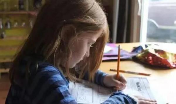 趙薇女兒“小四月”因顏值太高，被全網禁止整容，現在變啥樣了？