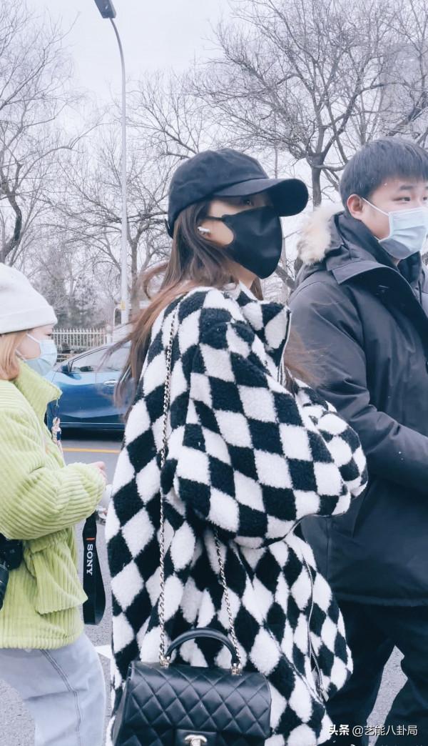 春晚明星私服比美：劉濤拎虎包，趙麗穎編流蘇辮，張若昀裹花棉被