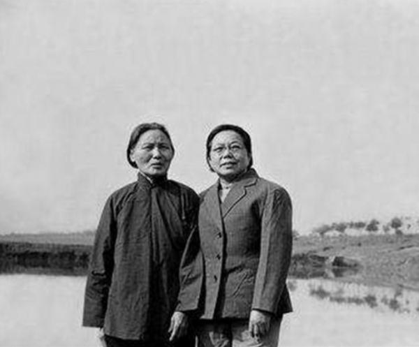 鄧小平與繼母夏伯根:相差5歲,時隔31年首次見,此後不棄半世紀 鄧小平與繼母夏伯根:相差5歲,時隔31年首次見,此後不棄半世紀