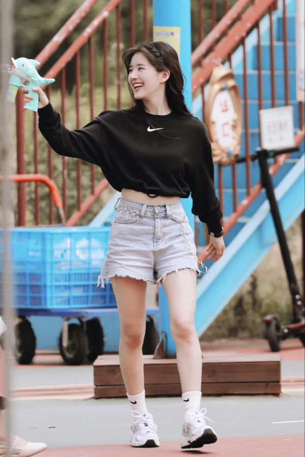 158cm的趙露思，照她這麼穿，沒人能甜過你