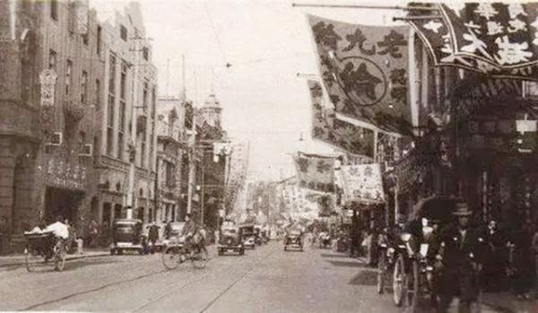 記者故意刁難周總理:為何要用美產鋼筆?他的回答讓記者羞愧 記者故意刁難周總理:為何要用美產鋼筆?他的回答讓記者羞愧