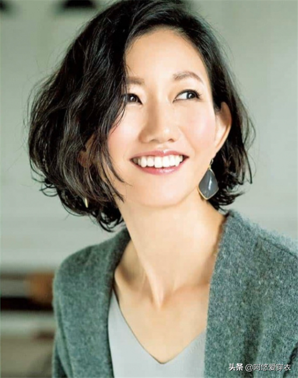 會燙髮才不顯老!給40歲以上女人的髮型建議:色淺、卷大、齊肩 會燙髮才不顯老!給40歲以上女人的髮型建議:色淺、卷大、齊肩