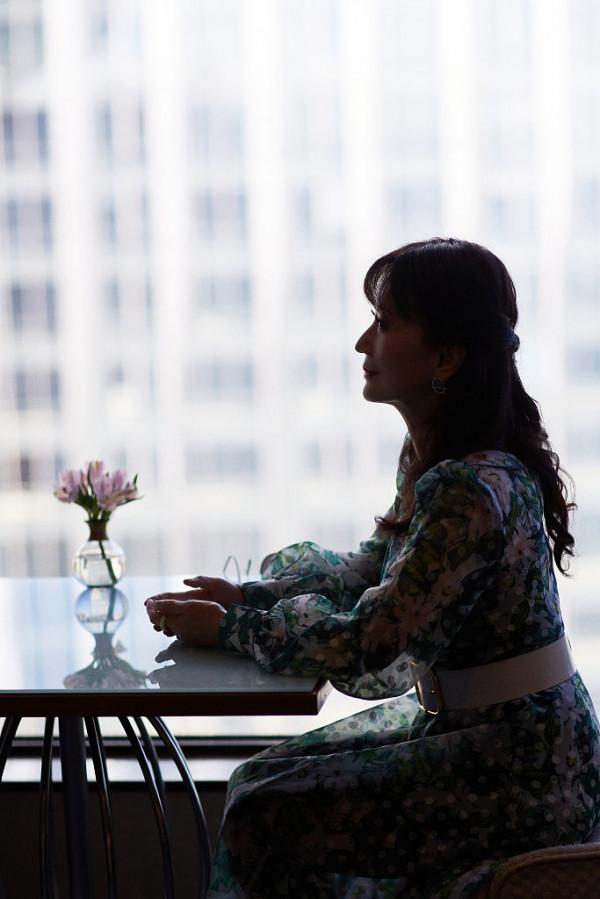 趙雅芝安靜品味下午茶氣質優雅 窗邊端坐大方端莊美麗依舊