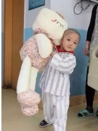 7歲白血病女孩對父母連說6聲“謝謝”後,自己拔掉氧氣離世 7歲白血病女孩對父母連說6聲“謝謝”後,自己拔掉氧氣離世