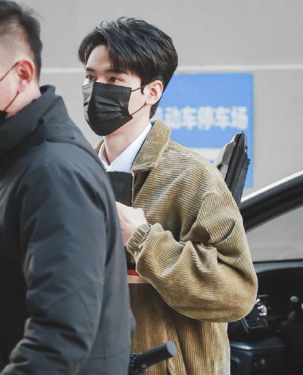 文聯晚會開始錄製,張藝興下班飯拍帥氣,肖戰李易峰王俊凱齊亮相 文聯晚會開始錄製,張藝興下班飯拍帥氣,肖戰李易峰王俊凱齊亮相