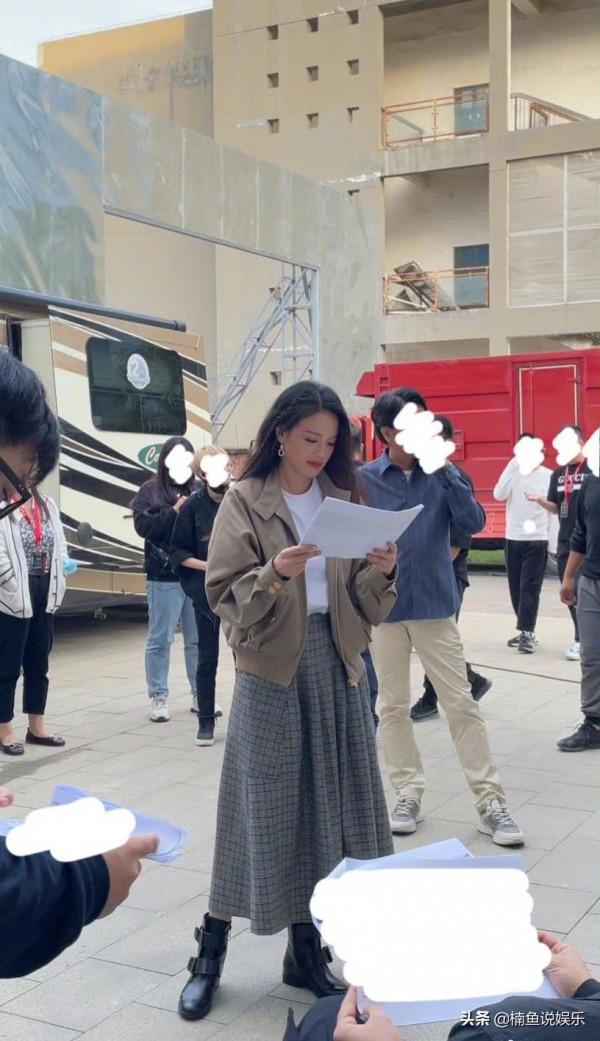 路人鏡頭下的舒淇好美,微卷長髮氣質迷人,這狀態真不像45歲的人 路人鏡頭下的舒淇好美,微卷長髮氣質迷人,這狀態真不像45歲的人