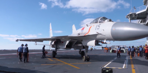 排程殲-15的女兵、扛驅鳥槍的清華學霸……他們是遼寧艦上平凡且重要的人