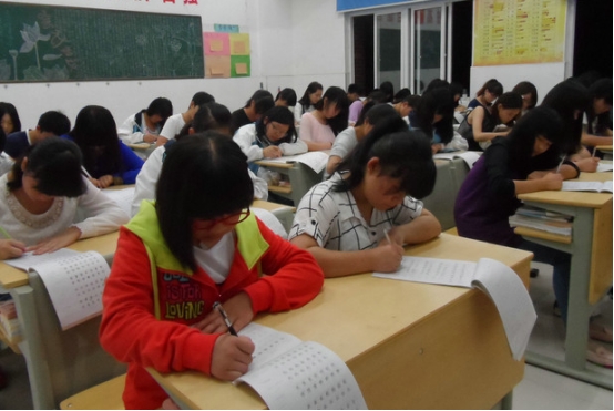 明星字跡大比拼,何老師不愧是“高材生”,楊穎寫字像小學生 明星字跡大比拼,何老師不愧是“高材生”,楊穎寫字像小學生