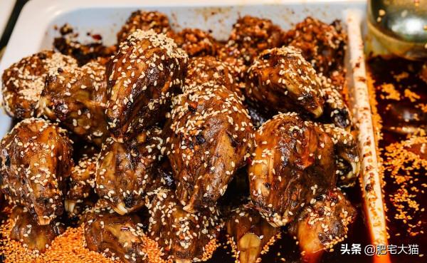 一邊吃兔肉火鍋一邊把兔子當寵物養,難道你的良心不會痛嗎? 一邊吃兔肉火鍋一邊把兔子當寵物養,難道你的良心不會痛嗎?