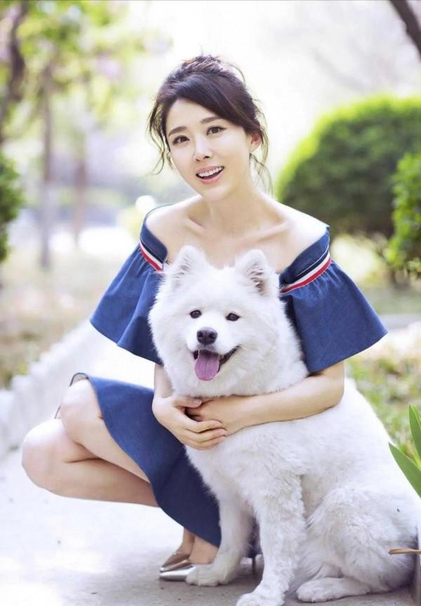 顏丹晨不愧是氣質女神，一字肩連衣裙優雅溫柔，遛狗的神情好迷人