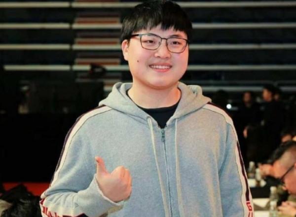 Uzi和RNG的合同到期,已有3隊發出邀請,努力挖來小明搭配 Uzi和RNG的合同到期,已有3隊發出邀請,努力挖來小明搭配