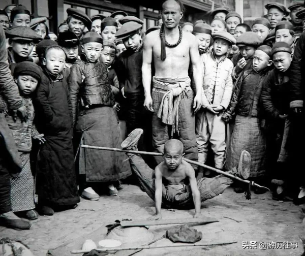 100多年前的晚清社會，慈禧出逃後的寢宮，仍有守衛在看守