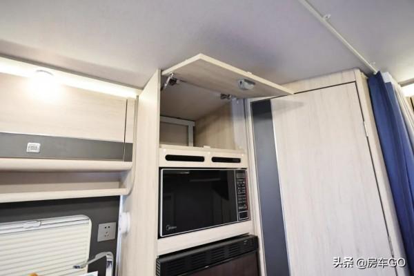 適合4-6人旅行的高配房車,標配820Ah電池+柴暖,可以四季出行 適合4-6人旅行的高配房車,標配820Ah電池+柴暖,可以四季出行