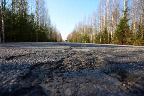 俄一居民自費修復30處道路坑窪或被罰？市長：未經批准不可自行修路