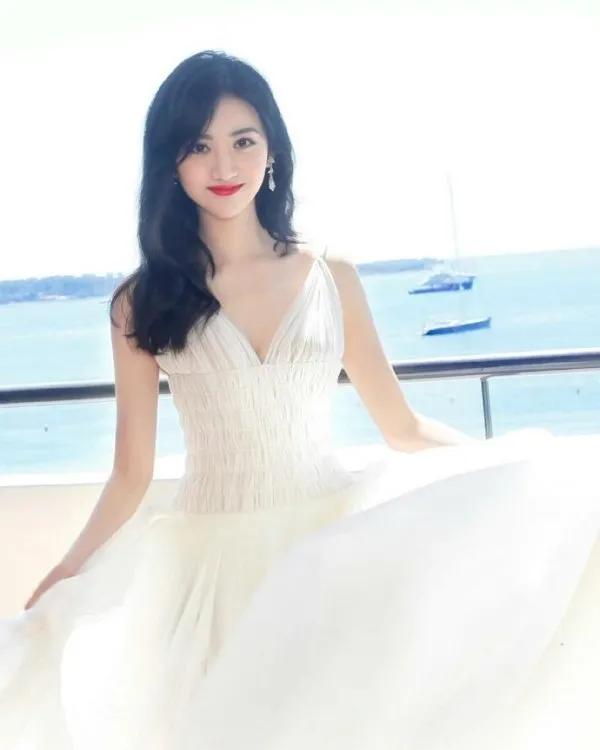 景甜白裙美照