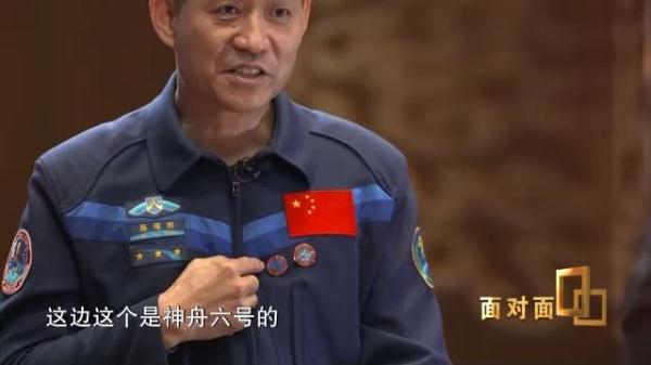 再次見到記者,三位航天員胸前都加了一顆星 再次見到記者,三位航天員胸前都加了一顆星