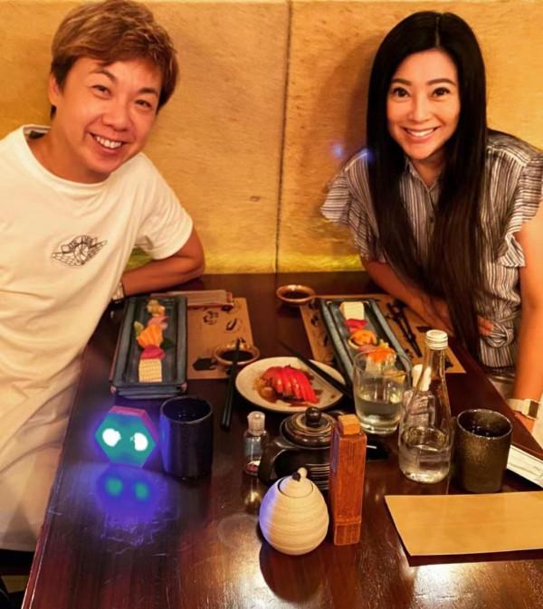 95版“郭芙”近況曝光，戴粉口罩扎麻花辮，50歲體型臃腫老態初顯