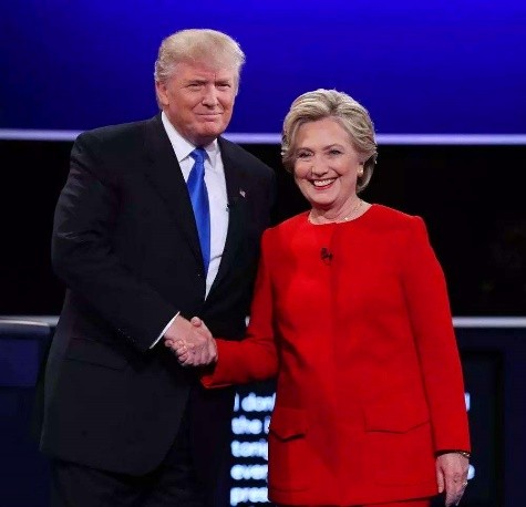 希拉里難得溫柔：28年前和老布什夫人同框氣質好，乖乖被她牽著走