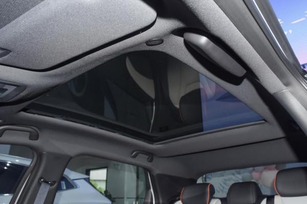 新車 | 吸引年輕人不止靠“萌系設計”，試駕比亞迪海豚時尚版