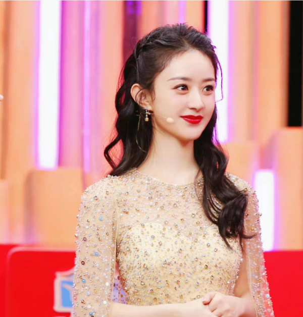 趙麗穎拂袖造型徹底封神！穿香檳裙亮相春晚進行時，少女感大爆棚