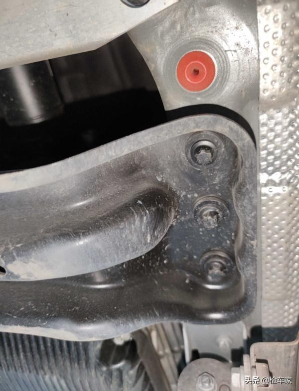 47萬喜提賓士E300，結果才開一個月就賣，檢測師：起碼虧1萬