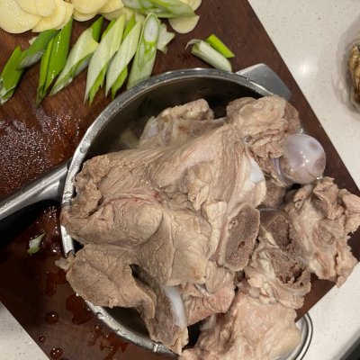 這道醬大骨真的是不講究，有啥放啥都好吃