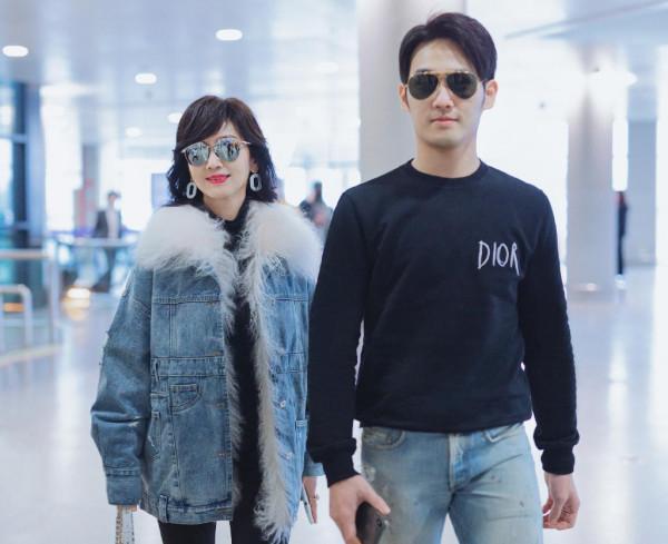 趙雅芝帶著兒子走機場,同穿牛仔裝不像母子像情侶,這顏值配一臉 趙雅芝帶著兒子走機場,同穿牛仔裝不像母子像情侶,這顏值配一臉